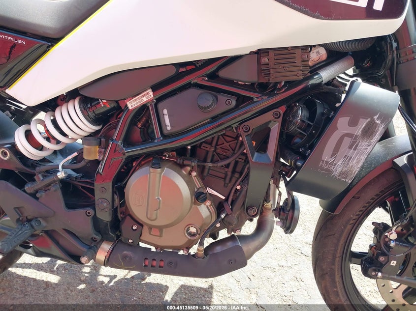 2024 Husqvarna Vitpilen 401/Svartpilen 401 VIN: MD2JUJ409RN208722 Lot: 45135509