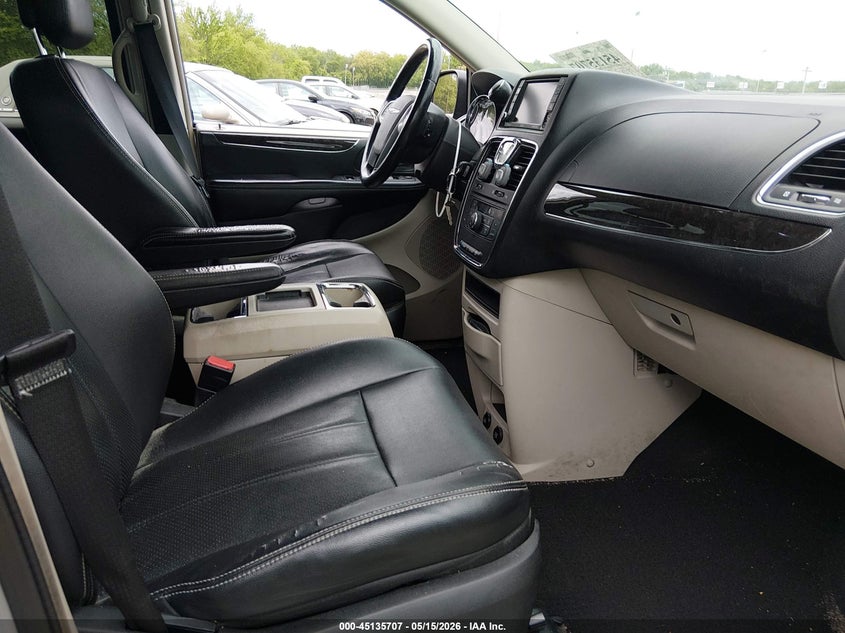 2012 CHRYSLER TOWN & COUNTRY auction photo 5