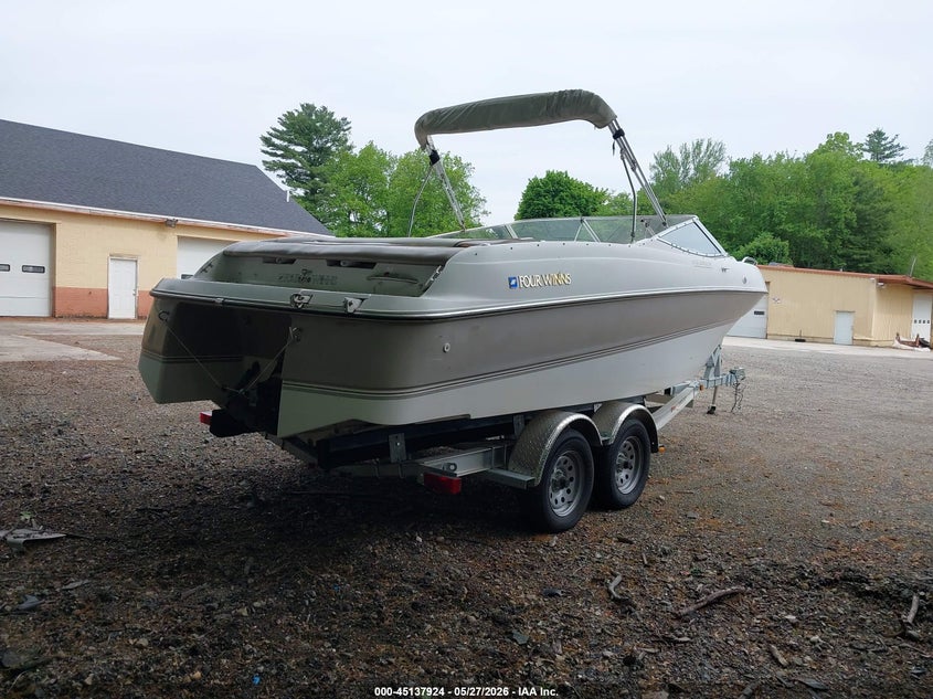 1997 FOUR WINNS 240 HORIZON auction photo 4