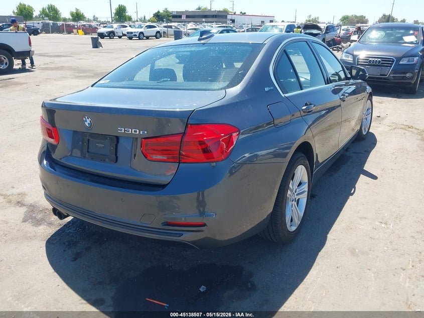 Vin: wba8e1c30ha158888, lot: 45636136, bmw 330e iperformance 20174