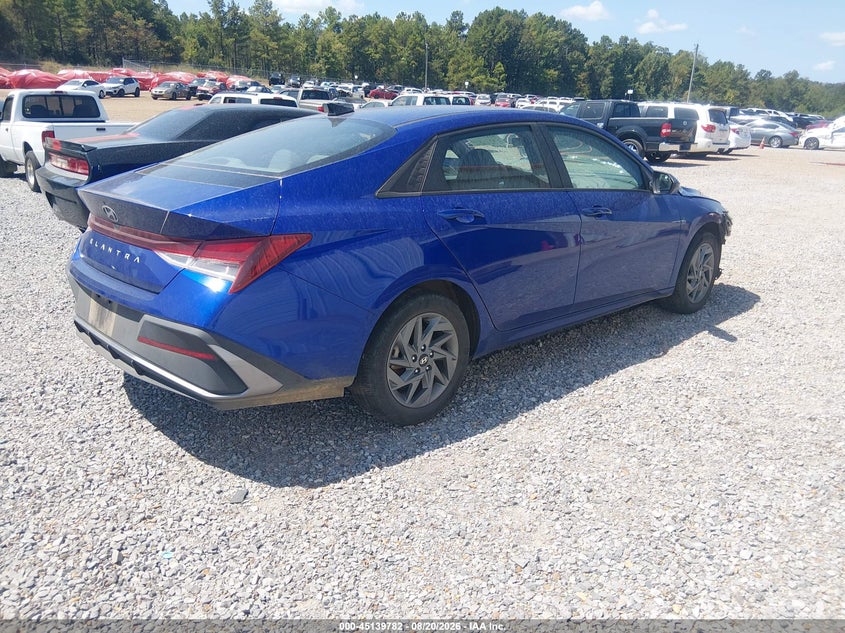 2024 HYUNDAI ELANTRA auction photo 4