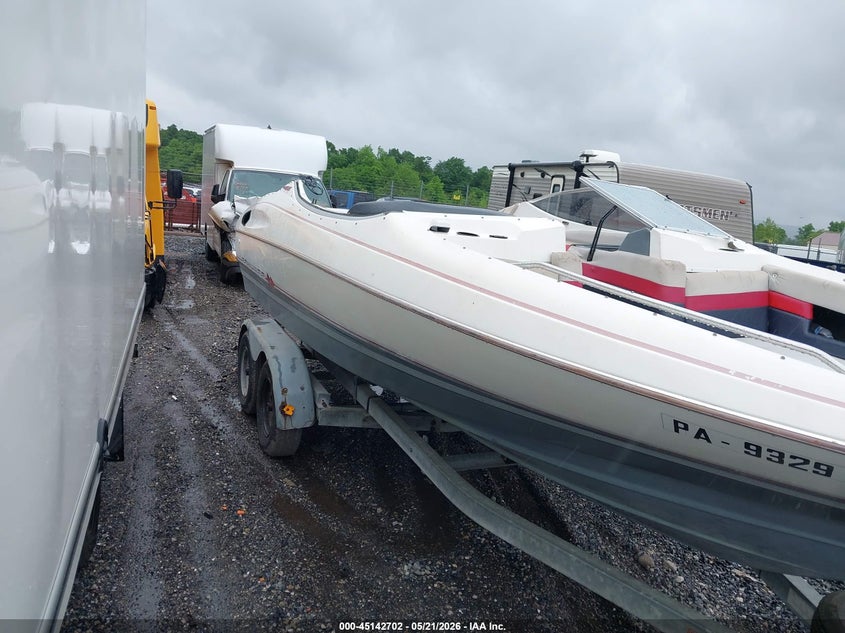 1990 BAYLINER CAPRI 2250 BOAT AND TRAILER auction photo 6