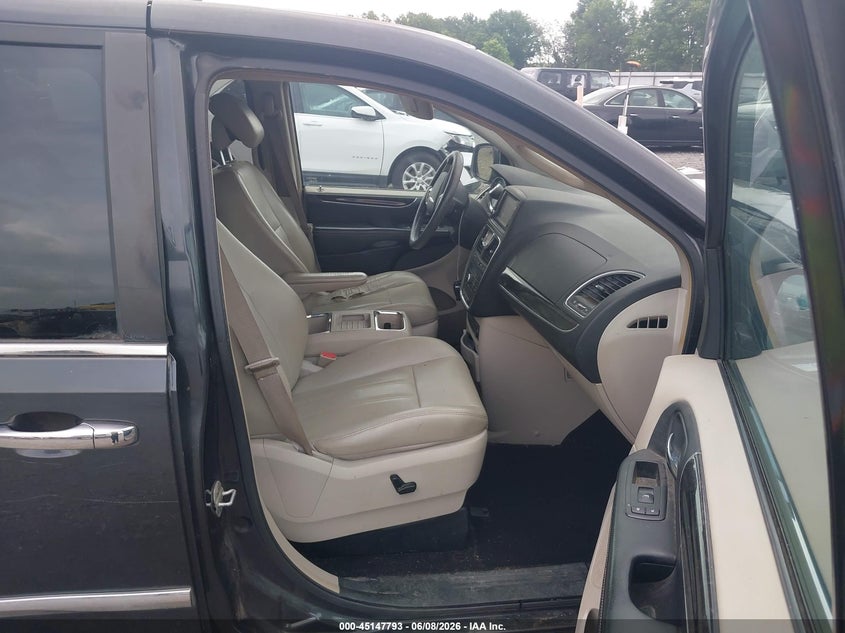 2012 CHRYSLER TOWN & COUNTRY auction photo 5