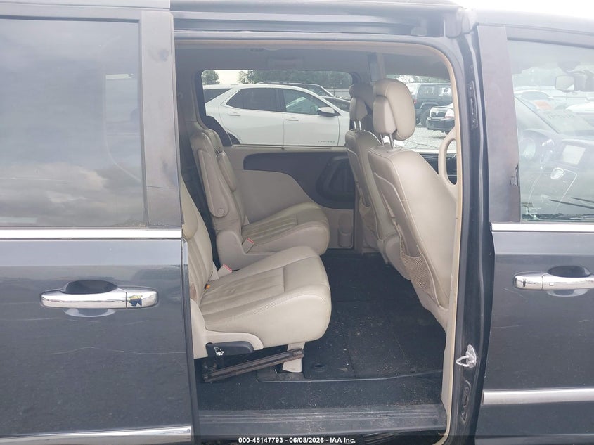 2012 CHRYSLER TOWN & COUNTRY auction photo 8