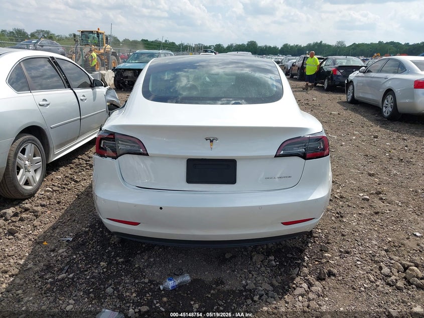 TESLA MODEL 3 - zdjęcie 16