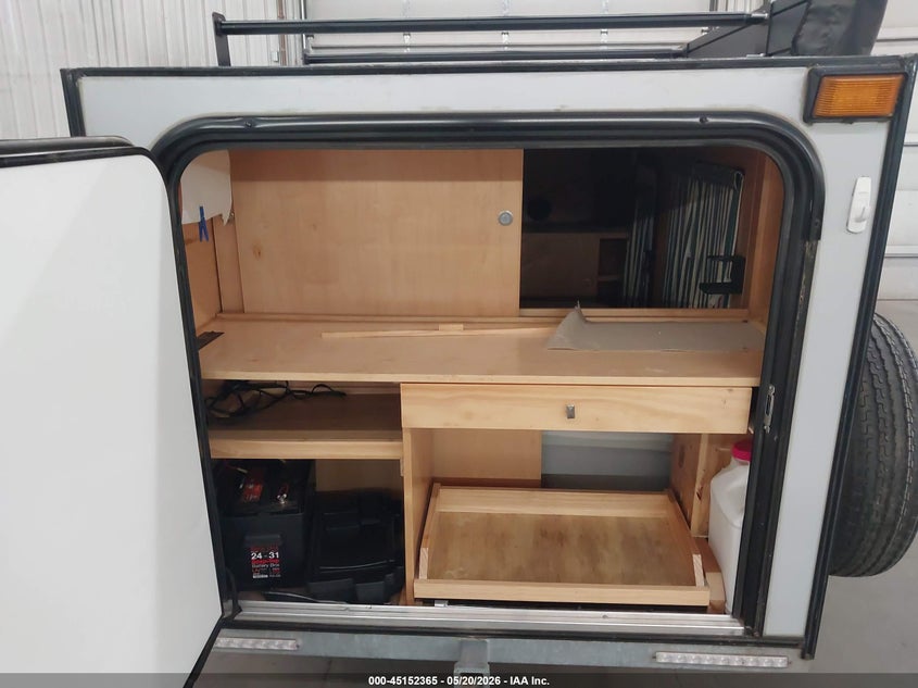 2018 ESCSPE CAMPER auction photo 8