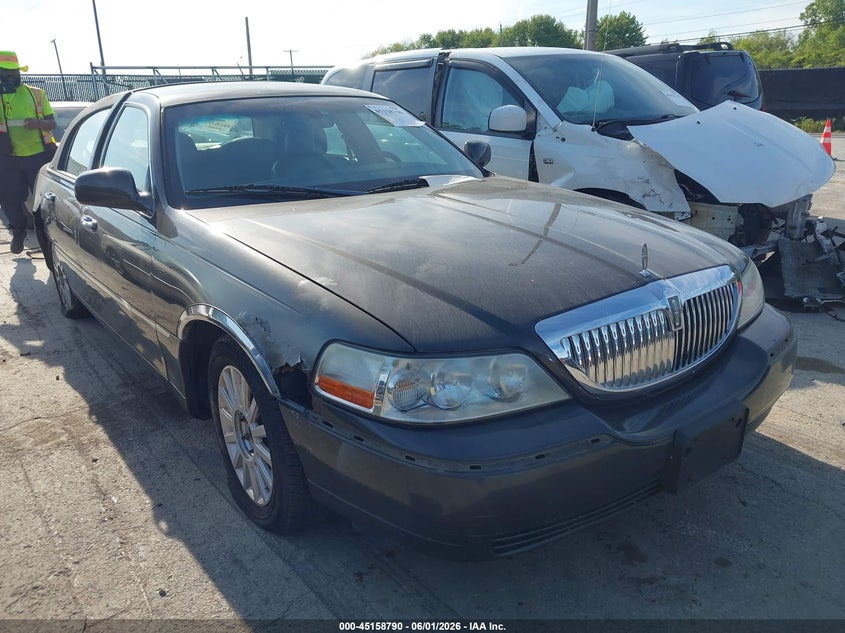 2005 Lincoln Town Car Signature