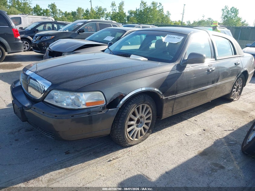1LNHM81WX5Y606452 2005 Lincoln Town Car Signature photo 1