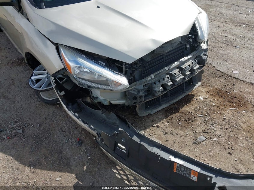 VIN 1FADP3F27JL217641 2018 FORD FOCUS SE