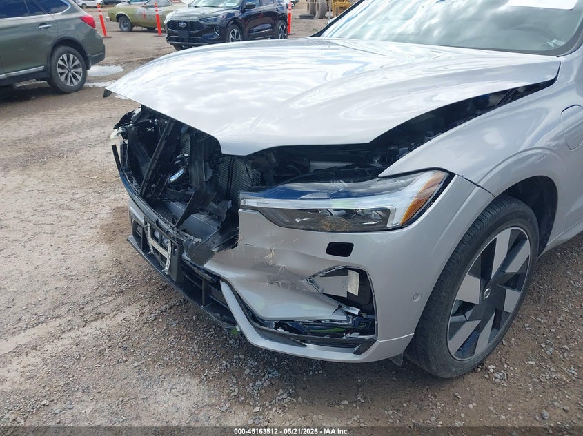 2025 Volvo Xc60 Plug-In Hybrid Plus, T8 Awd Electric/Gasoline, Dark VIN: YV4H60RC2S1029198 Lot: 45163512
