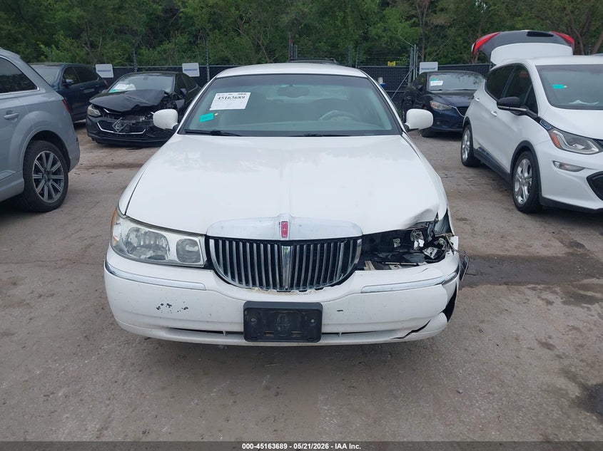 2002 Lincoln Town Car Executive VIN: 1LNHM81W02Y611445 Lot: 45163689