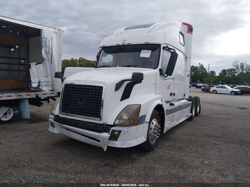 2006 VOLVO VN auction photo 2