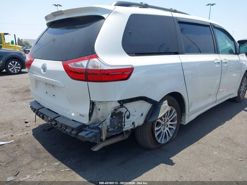 VIN 5TDYZ3DC1JS916876 2018 TOYOTA SIENNA XLE 8 PASSENGER