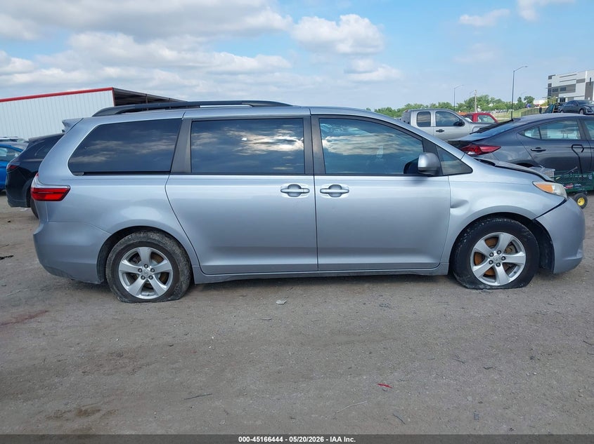 TOYOTA SIENNA - zdjęcie 13