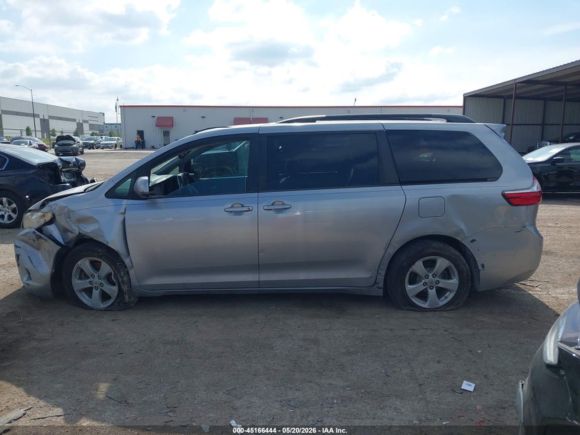 TOYOTA SIENNA - zdjęcie 14