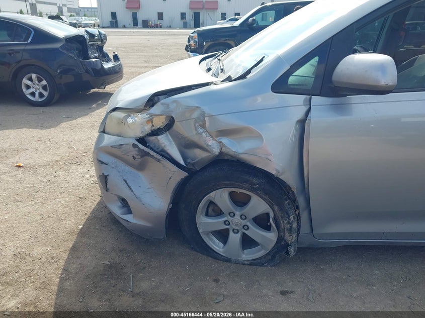 TOYOTA SIENNA - zdjęcie 6
