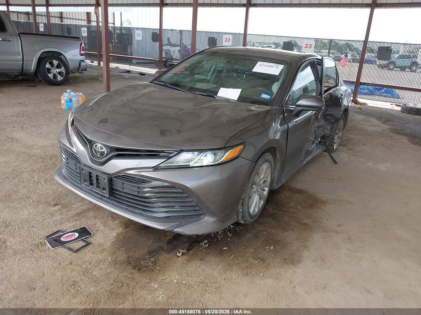 2018 Toyota Camry Le 4T1B11HKXJU667942 photo 1