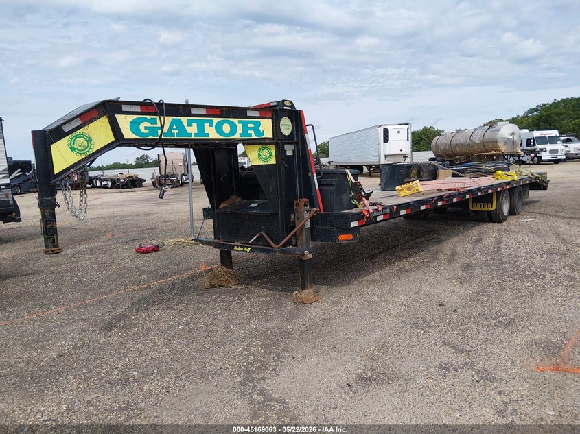 2022 GATOR FLATBED GOOSENECK TRAILER auction photo 2