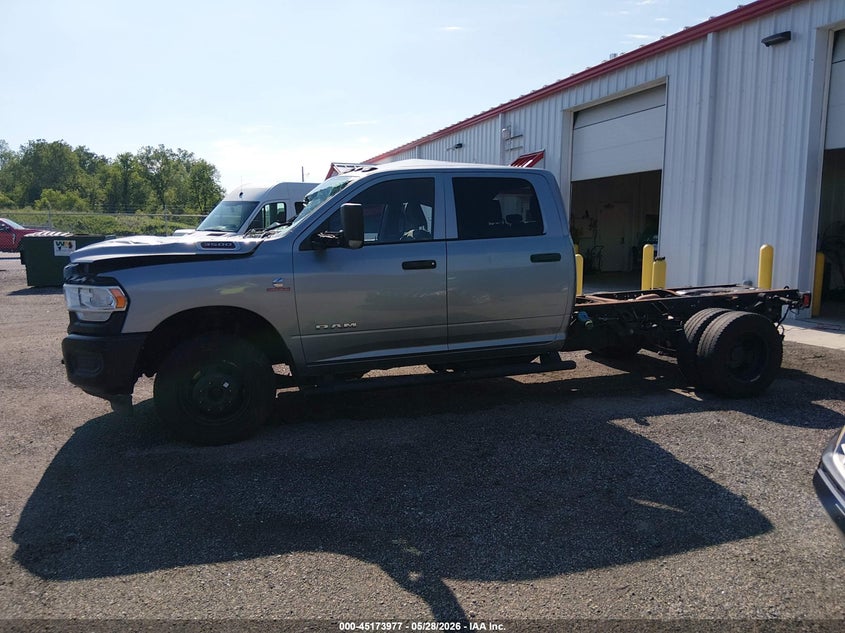 3C7WRTCL7NG243091 2022 Ram 3500 Ram Chassis Tradesman/Slt/Laramie/Limited grey
