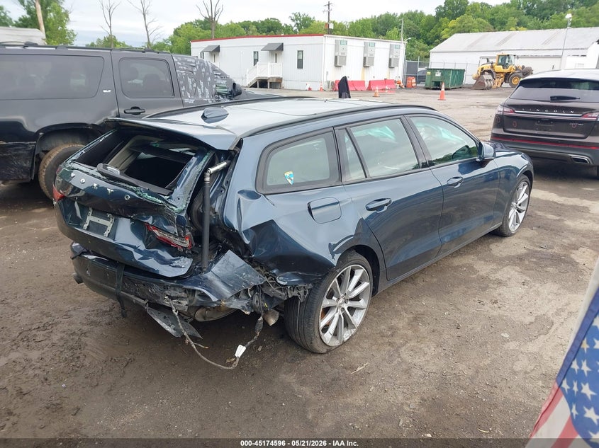 Vin: yv1102ek6l2349709, lot: 45672282, volvo v60 t5 momentum 20204