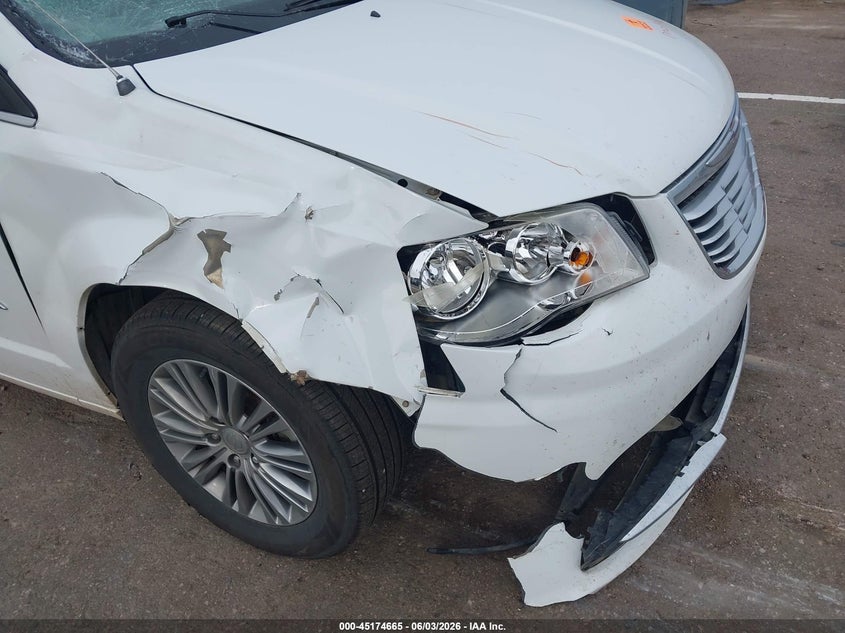 2014 CHRYSLER TOWN & COUNTRY auction photo 6