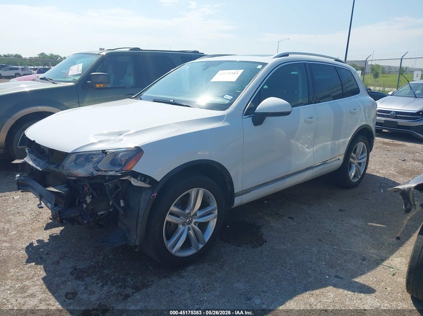 2013 VOLKSWAGEN TOUAREG auction photo 2