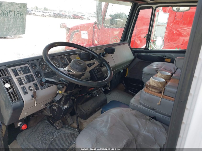 1998 FREIGHTLINER MEDIUM CONVENTIONAL auction photo 6