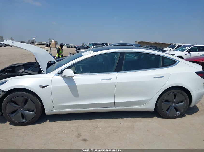 TESLA MODEL 3 - zdjęcie 13