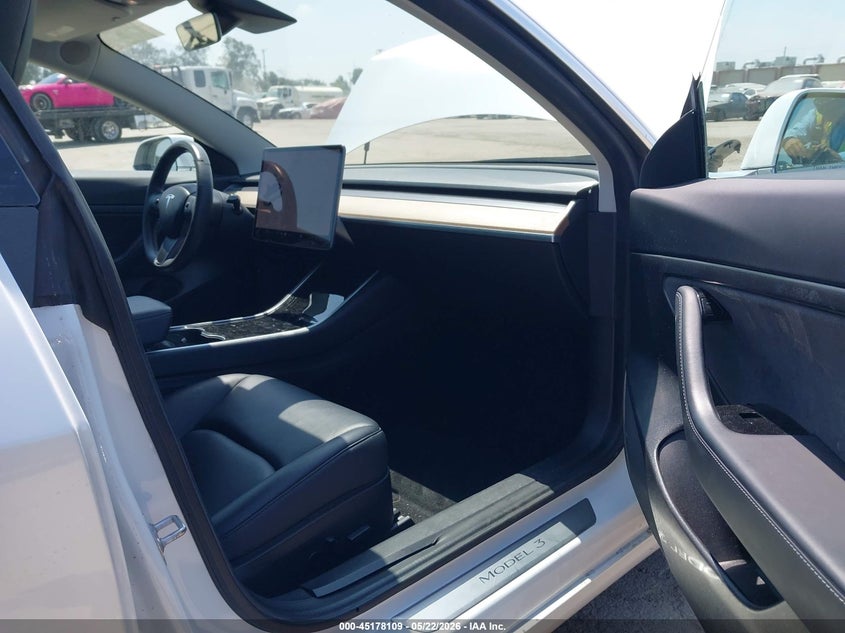 TESLA MODEL 3 - zdjęcie 5