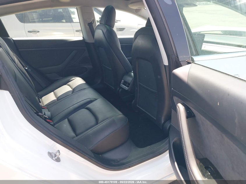 TESLA MODEL 3 - zdjęcie 8