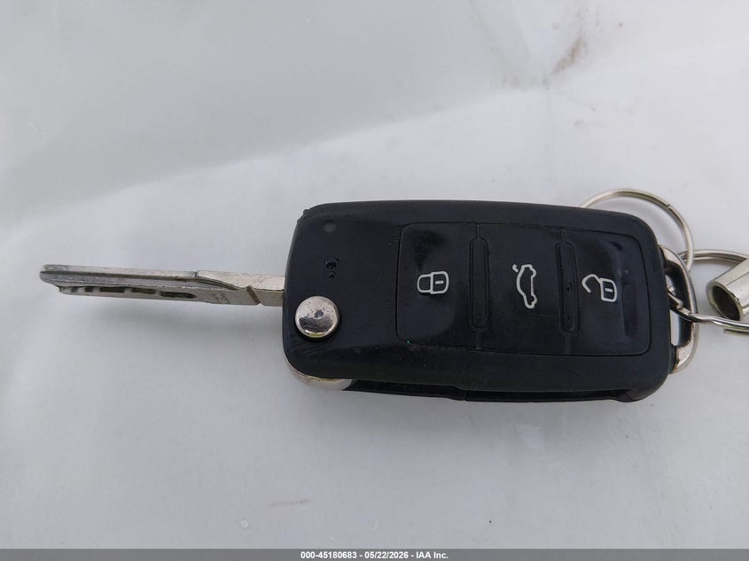 2013 Volkswagen Beetle 2.5L VIN: 3VW5P7AT6DM808680 Lot: 45180683