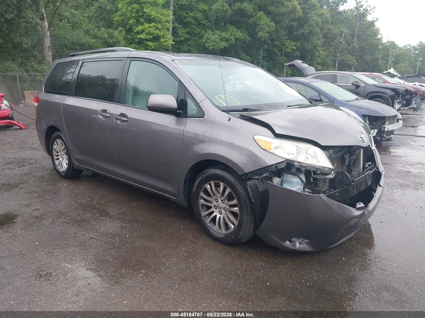 2014 Toyota Sienna Xle V6 8 Passenger