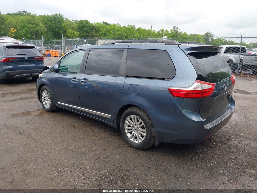 2015 TOYOTA SIENNA auction photo 3