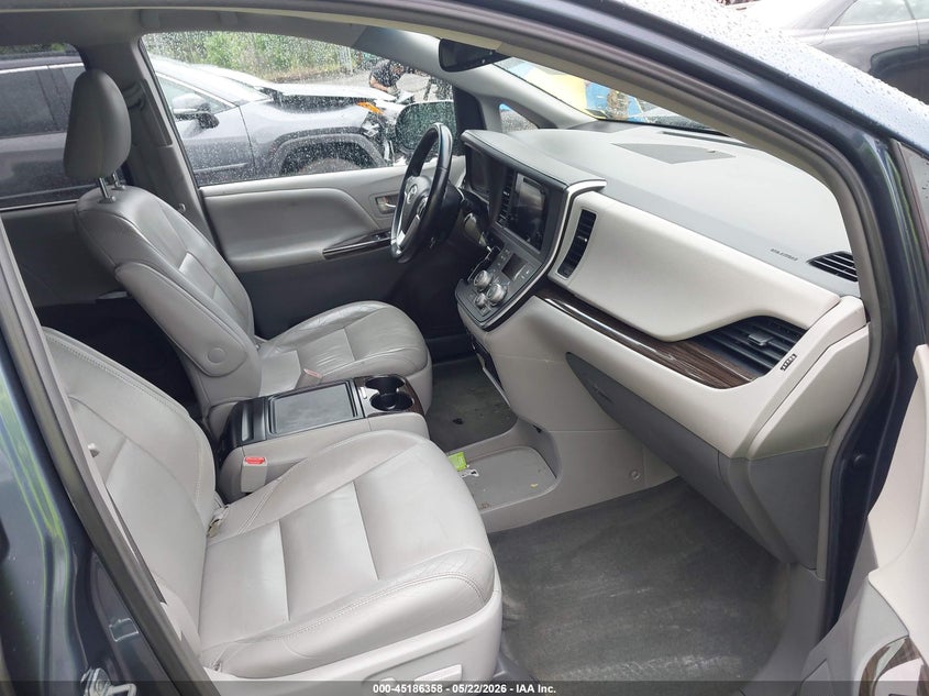 2015 TOYOTA SIENNA auction photo 5