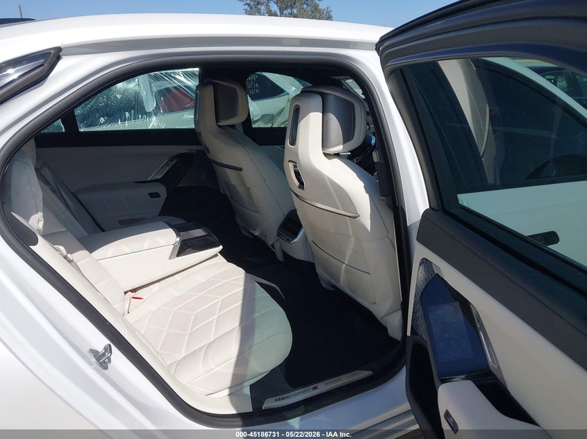 2025 BMW I7 auction photo 8