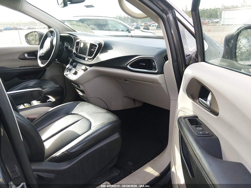 2020 CHRYSLER VOYAGER auction photo 5