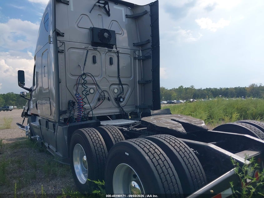 2020 FREIGHTLINER NEW CASCADIA 126 auction photo 3