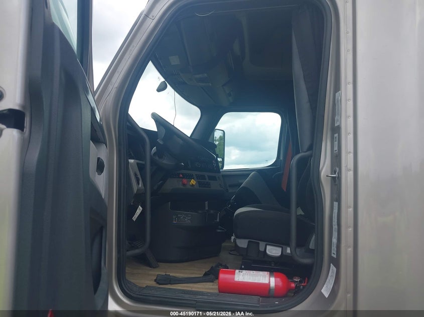 2020 FREIGHTLINER NEW CASCADIA 126 auction photo 7