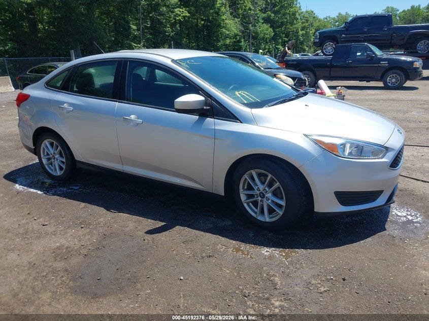 Vin: 1fadp3f22jl300443, lot: 45690104, ford focus se 2018 img_1