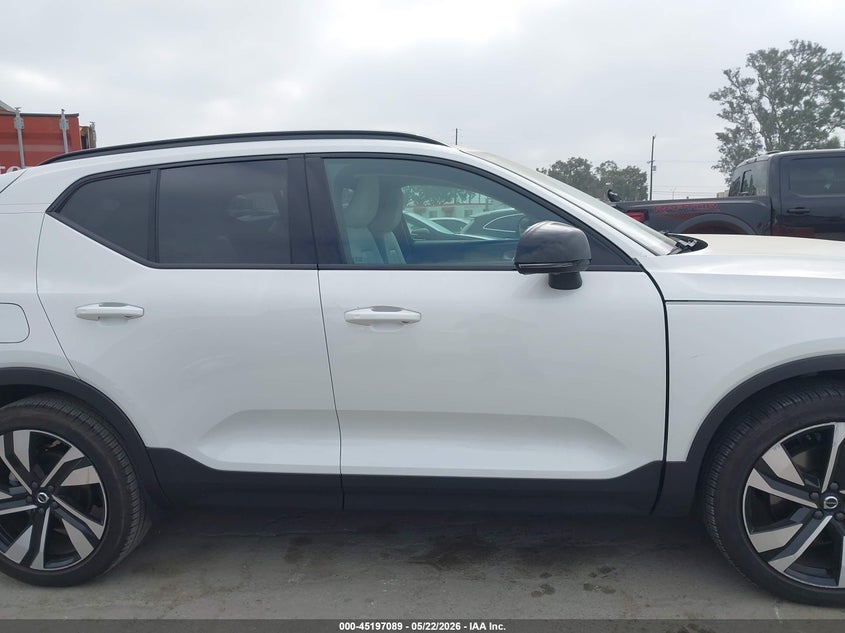 2025 Volvo Xc40 B5 Plus Dark Theme VIN: YV4L12UC2S2452725 Lot: 45197089