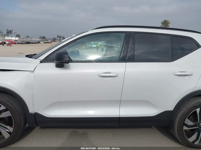 2025 Volvo Xc40 B5 Plus Dark Theme VIN: YV4L12UC2S2452725 Lot: 45197089