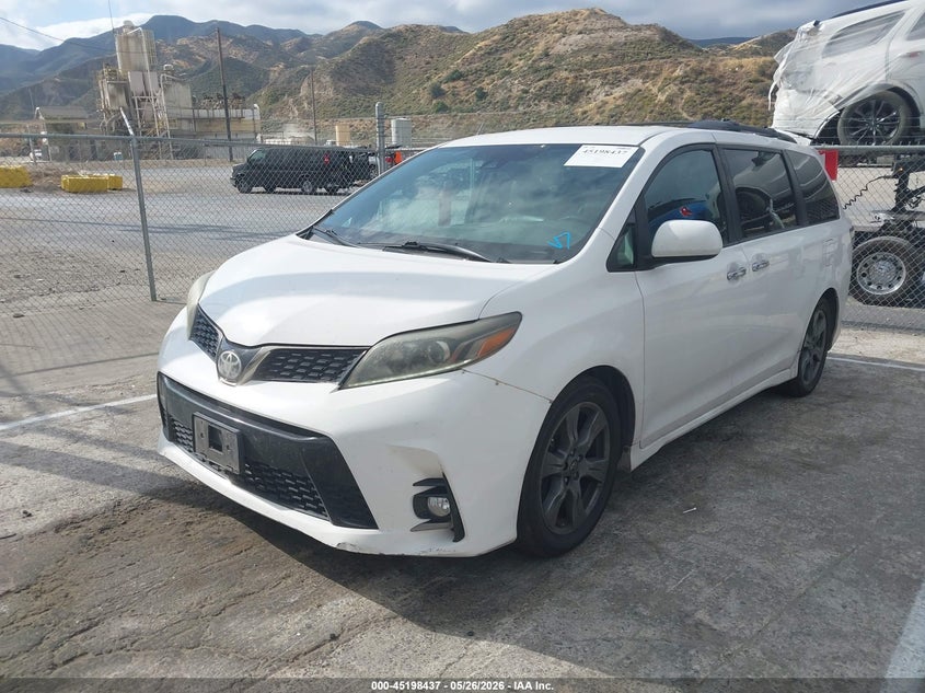 2018 Toyota Sienna Se 8 Passenger 5TDXZ3DC8JS903568 photo 1