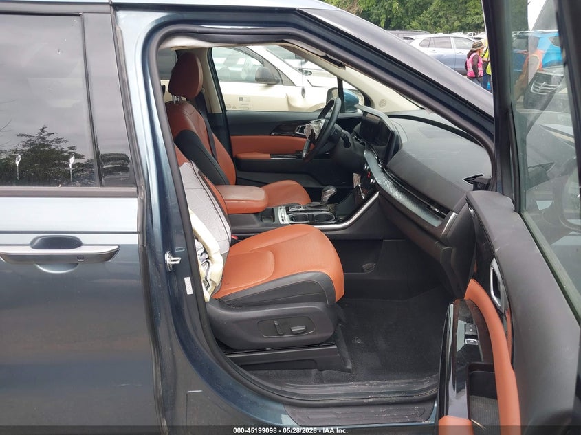 2024 KIA CARNIVAL MPV auction photo 5