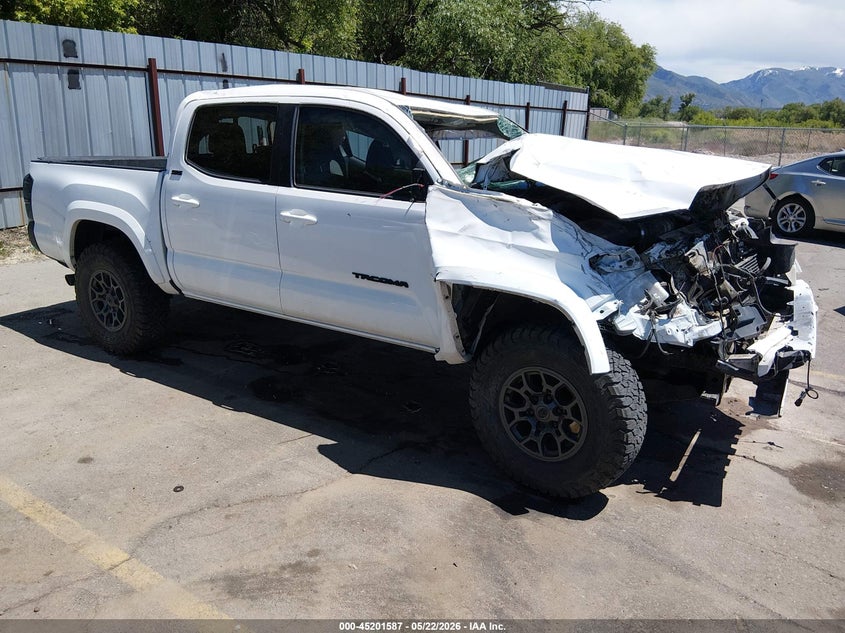 2017 TOYOTA TACOMA auction photo 1