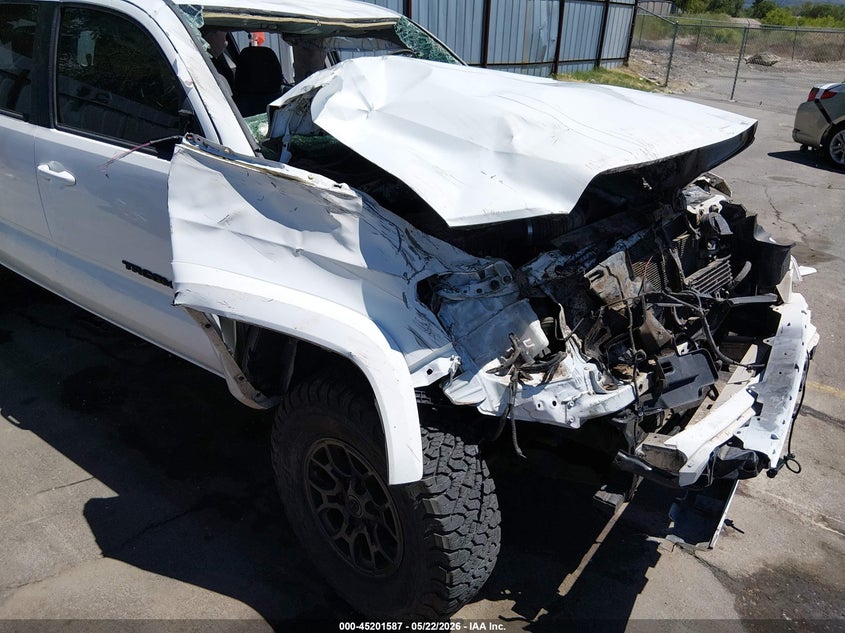 2017 TOYOTA TACOMA auction photo 6