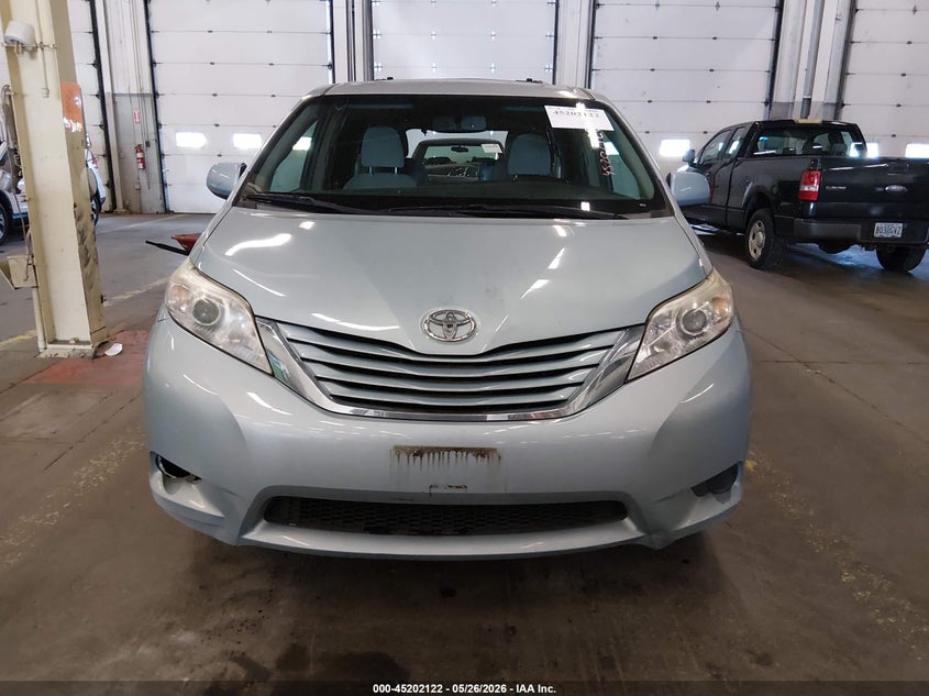 TOYOTA SIENNA - zdjęcie 12
