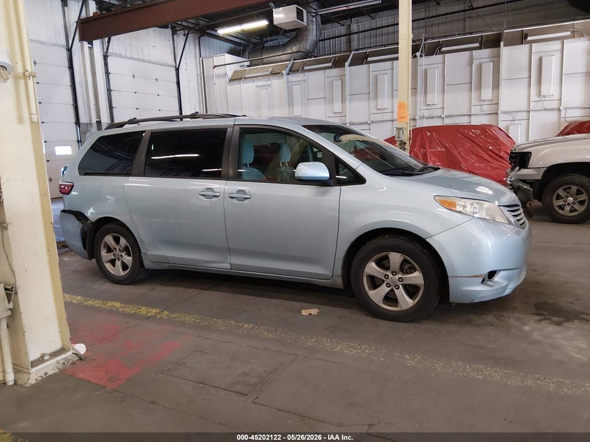 TOYOTA SIENNA - zdjęcie 13