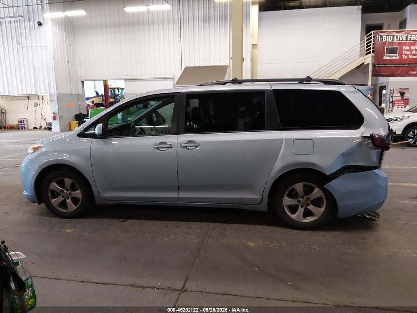 TOYOTA SIENNA - zdjęcie 14