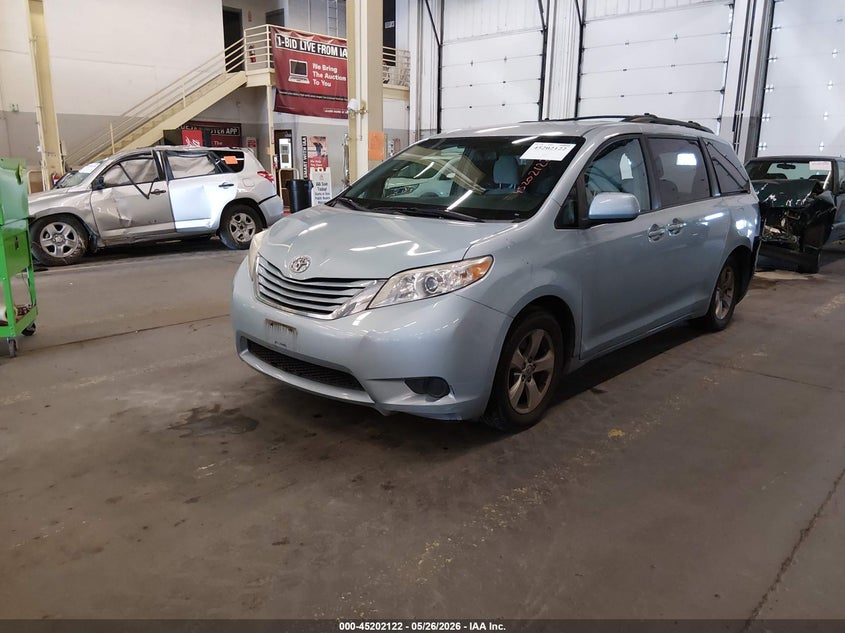 TOYOTA SIENNA - zdjęcie 2
