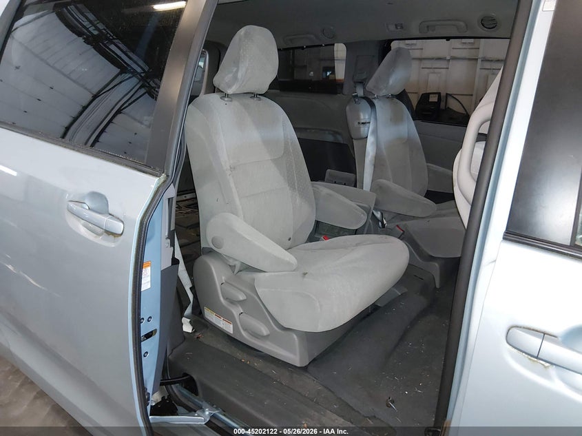 TOYOTA SIENNA - zdjęcie 8